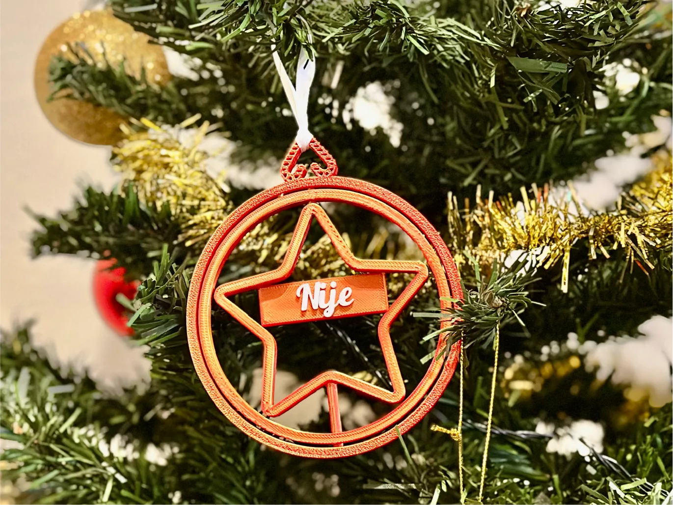 Shtatë modele ornamentesh festive GiftSpot të personalizuara me emra